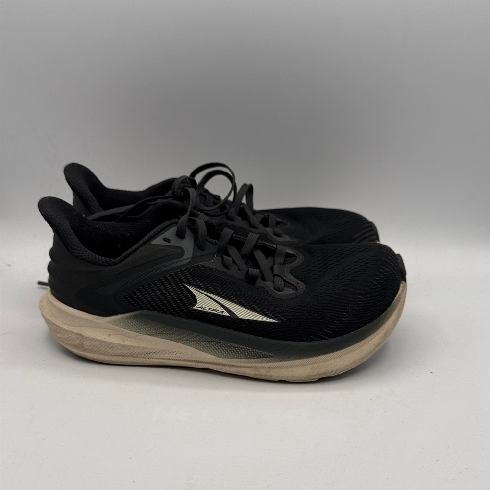 Altra Torin 8 women’s 6 Black and Cream Athletic Shoes s16